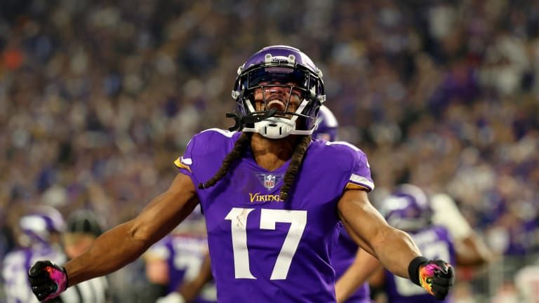 Receptor de Vikings rescató a un hombre atorado en un auto en llamas